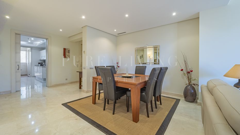 Elegante apartamento de dos dormitorios con impresionantes vistas al mar en una comunidad cerrada