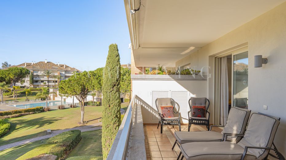 Elegante apartamento de dos dormitorios con impresionantes vistas al mar en una comunidad cerrada