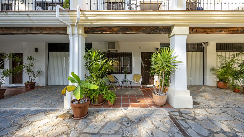 Beautiful one bedroom independent studio apartment close to Puente Romano