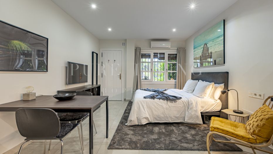 Beautiful one bedroom independent studio apartment close to Puente Romano