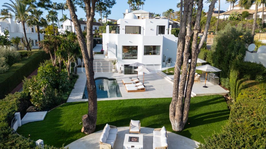 Moderne villa met vier slaapkamers en uitzicht op zee en de golfbaan in het prestigieuze Nueva Andalucia.