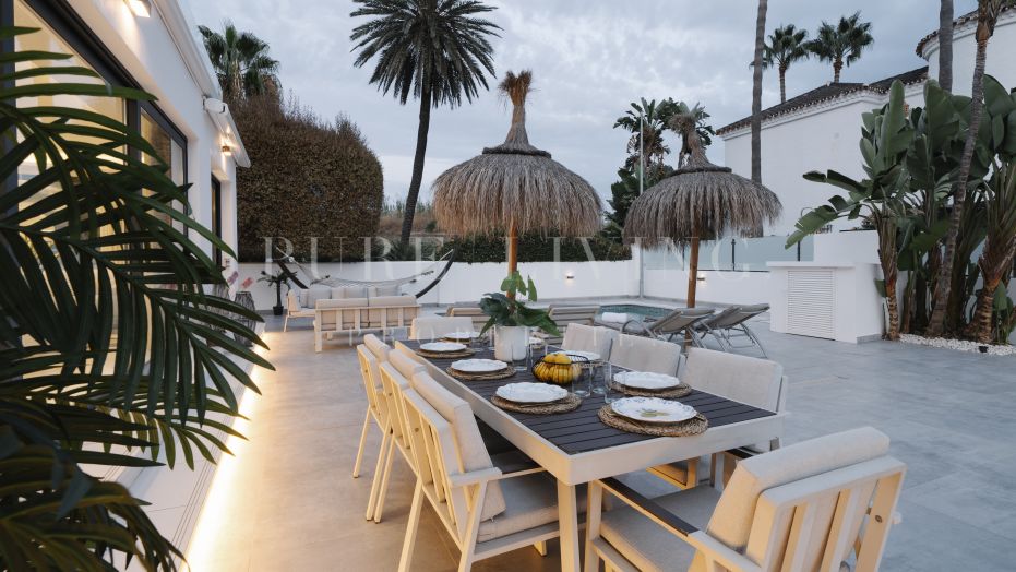 Moderna villa de lujo con piscina privada, ubicada perfectamente en Nueva Andalucía.