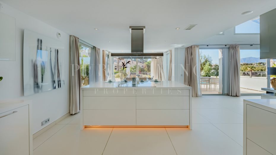 Prachtige villa met 5 slaapkamers, zwembad, fitnessruimte en bioscoop in Nueva Andalucia, Marbella