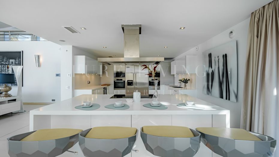 Prachtige villa met 5 slaapkamers, zwembad, fitnessruimte en bioscoop in Nueva Andalucia, Marbella