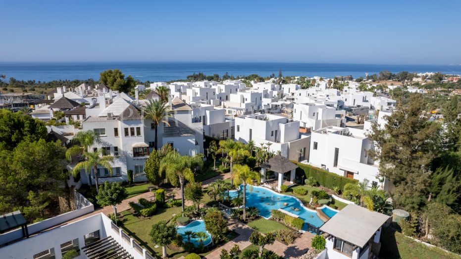 Prachtig gerenoveerd penthouse met vier slaapkamers en prachtig uitzicht op zee in Rio Real, Marbella