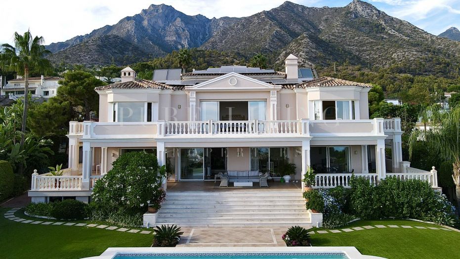 Prachtige villa met zes slaapkamers in prestigieuze omgeving met panoramisch uitzicht Cascada de Camojan