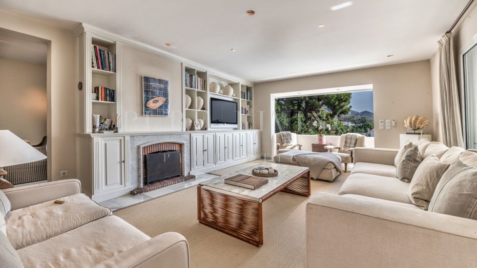 Stunning four-bedrooms villa with amazing sea views.