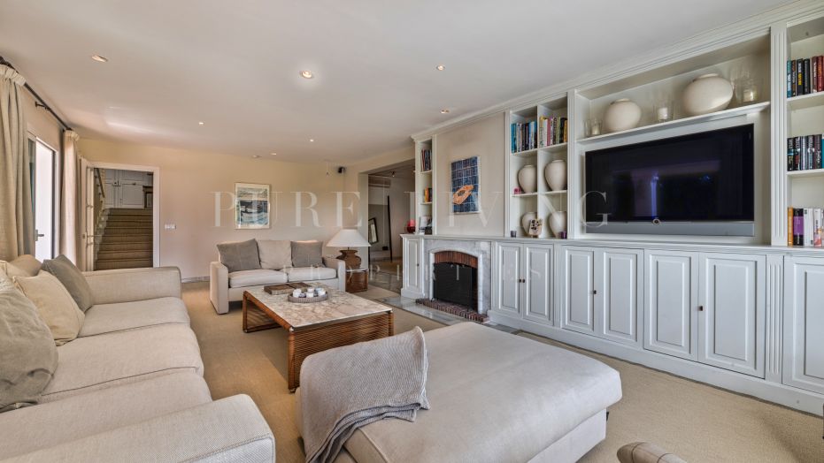 Stunning four-bedrooms villa with amazing sea views.