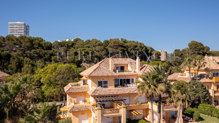 Prachtig duplex penthouse met vier slaapkamers en prachtig uitzicht op zee.