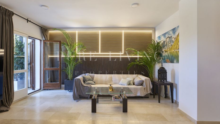 Maison de ville à vendre avec six chambres et vue sur la mer, à distance de marche de la plage sur le Golden Mile.