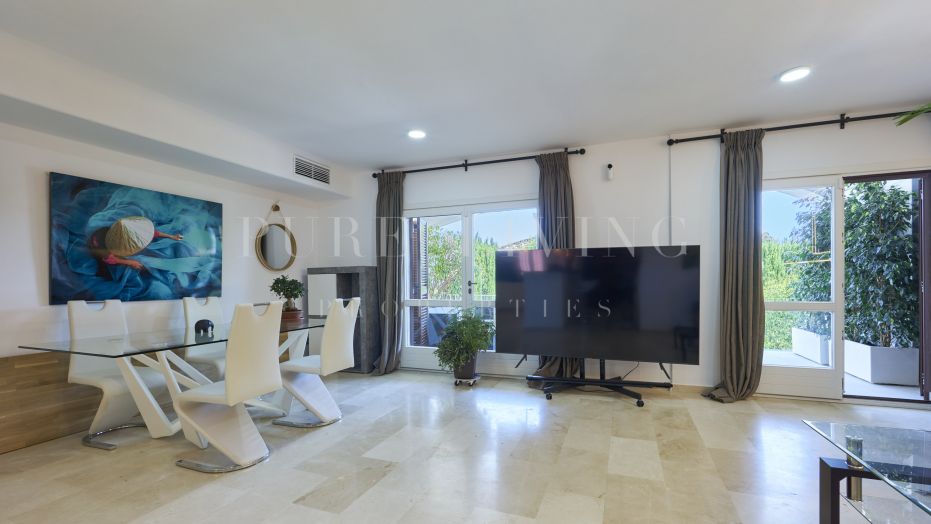 Maison de ville à vendre avec six chambres et vue sur la mer, à distance de marche de la plage sur le Golden Mile.