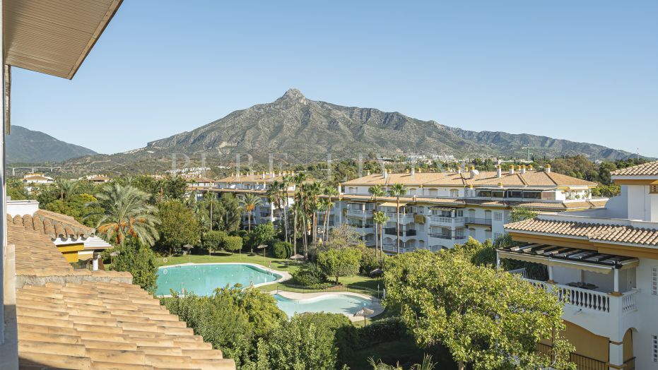 Exceptionnel appartement penthouse de 4 chambres avec une vue imprenable sur les montagnes, parfaitement situé à Dama de Noche.