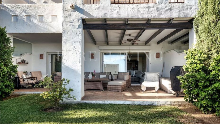 Exceptional ground floor apartment offering amazing sea views located in, La Quinta Village.
