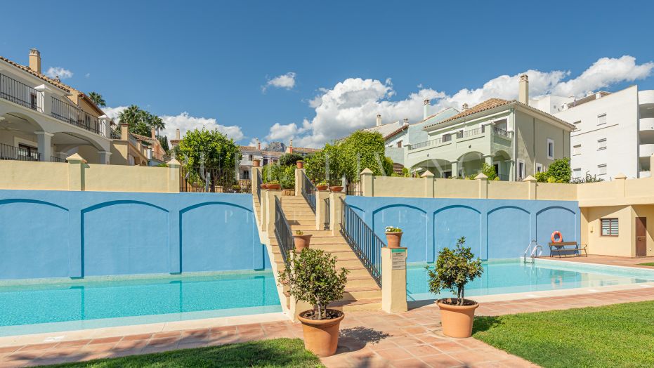 Townhouse for sale with sea views, walking distance to the beach on the Golden Mile