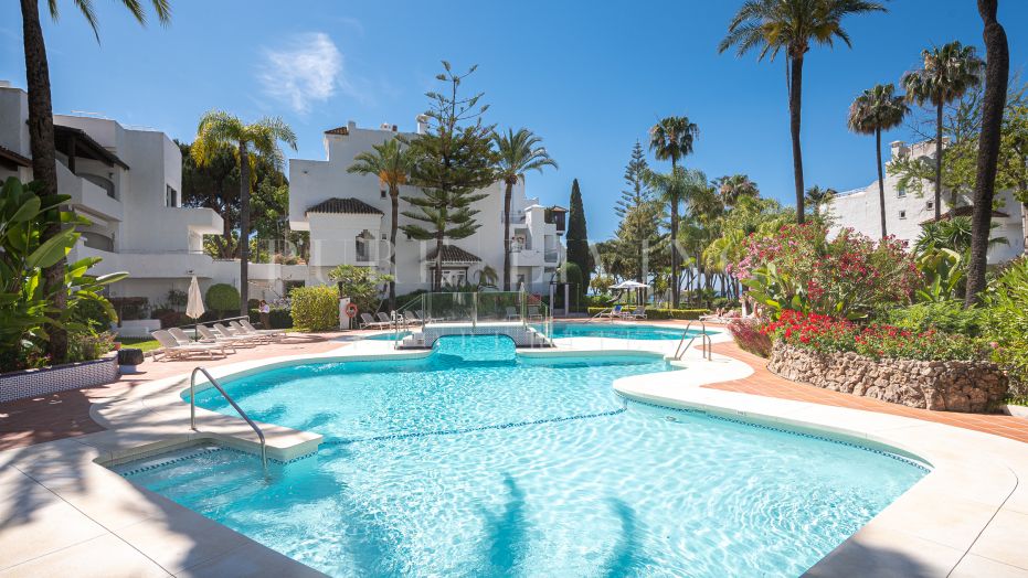 Een appartement op de begane grond met twee slaapkamers aan het strand op de Golden Mile van Marbella