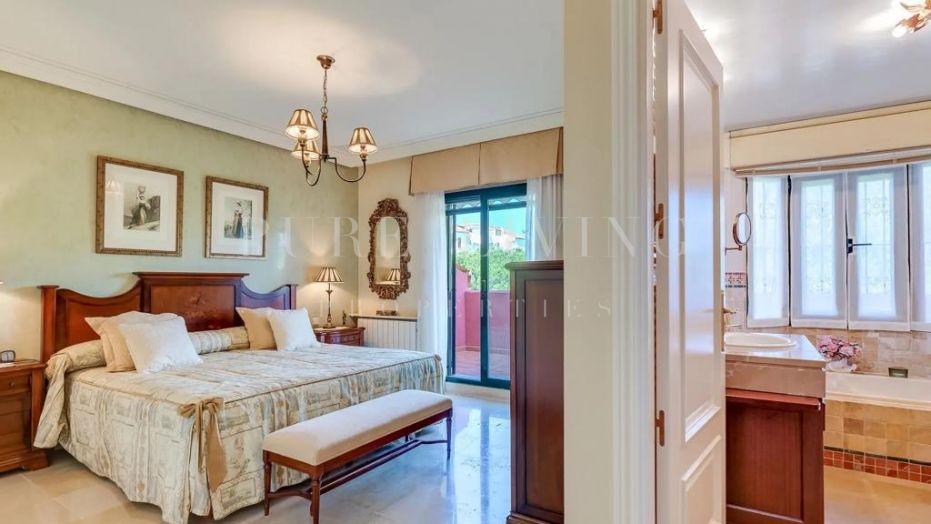 Elegante apartamento de tres dormitorios situado en una zona privilegiada cerca de la playa