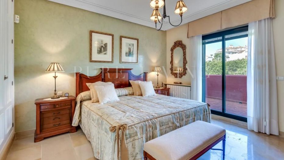 Élégant appartement de trois chambres à coucher situé dans un quartier privilégié, à proximité de la plage.