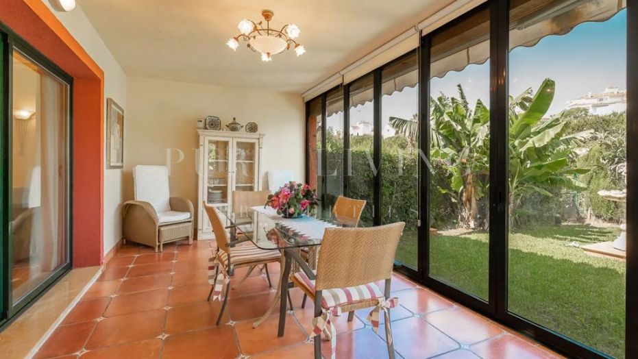 Élégant appartement de trois chambres à coucher situé dans un quartier privilégié, à proximité de la plage.