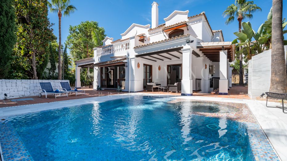 Prachtige villa met bergzicht gelegen in Marbella Club