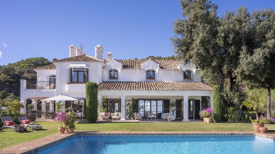 Magnificent villa with incredible panoramic views located in the privileged area of El Madroñal, Benahavís