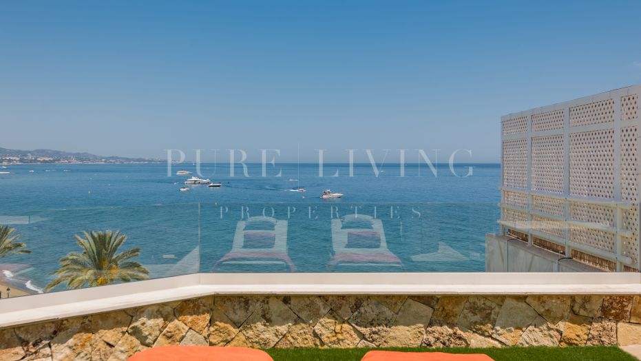 Ático dúplex de ultra lujo con vistas panorámicas al mar en la Milla de Oro de Marbella