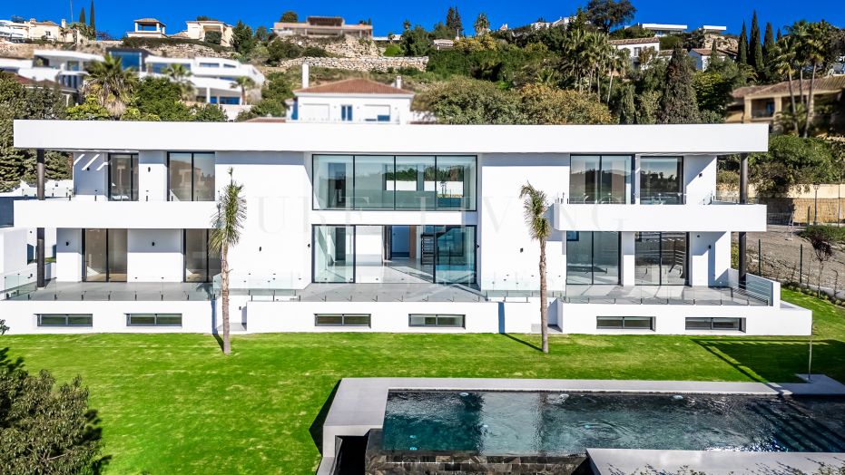 Gloednieuwe moderne luxe villa met zes slaapkamers te koop in Paraiso Alto