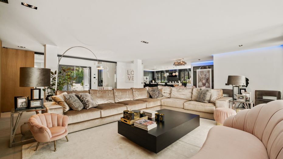 Impressive luxury villa walking distance to the beach