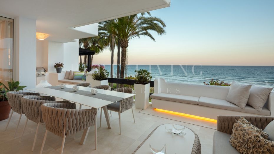 Penthouse duplex unique en son genre en front de mer dans le célèbre quartier de Puente Romano à Marbella