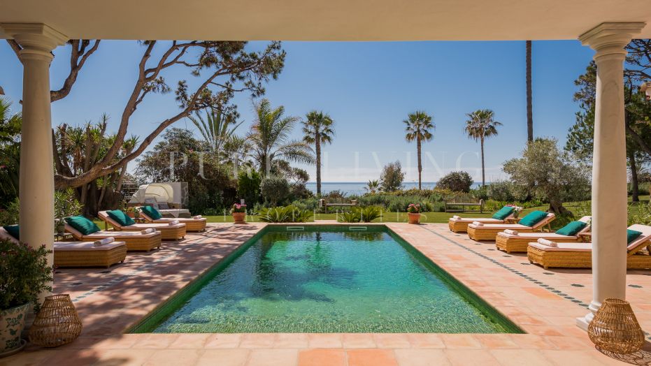 Impresionante villa en primera línea de playa en Los Verdiales con impresionantes vistas al mar y a la montaña