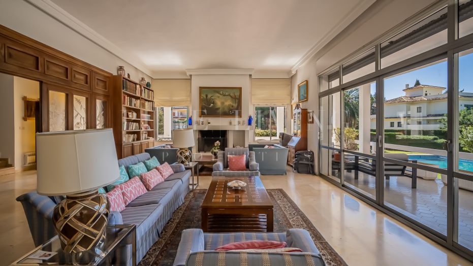 Superbe villa de sept chambres avec de merveilleuses vues sur la mer à La Montua, Marbella Golden Mile.