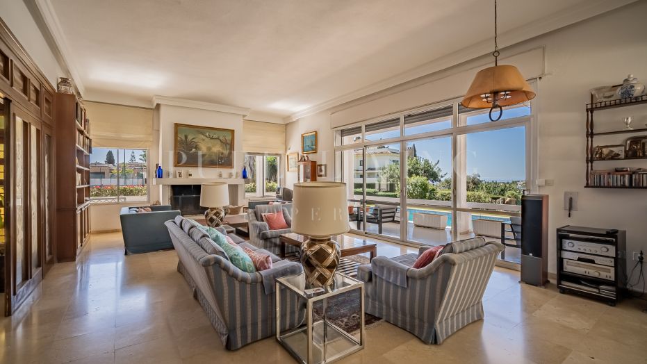 Superbe villa de sept chambres avec de merveilleuses vues sur la mer à La Montua, Marbella Golden Mile.