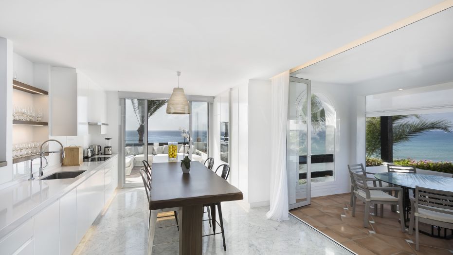 Uniek, direct aan het strand gelegen, duplex penthouse met 5 slaapkamers en privézwembad