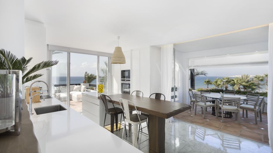 Uniek, direct aan het strand gelegen, duplex penthouse met 5 slaapkamers en privézwembad