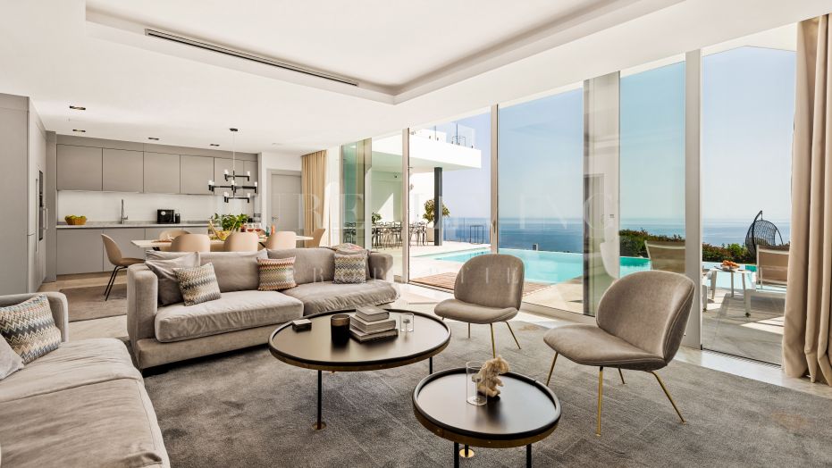 Lujosa villa de 5 dormitorios orientada al sur con piscina infinita e impresionantes vistas en Altos de Los Monteros