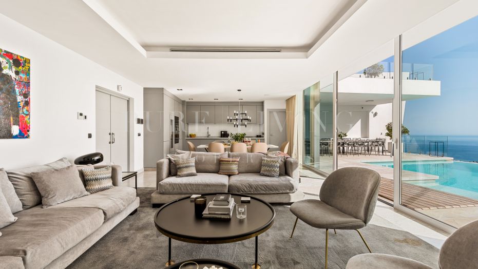 Lujosa villa de 5 dormitorios orientada al sur con piscina infinita e impresionantes vistas en Altos de Los Monteros