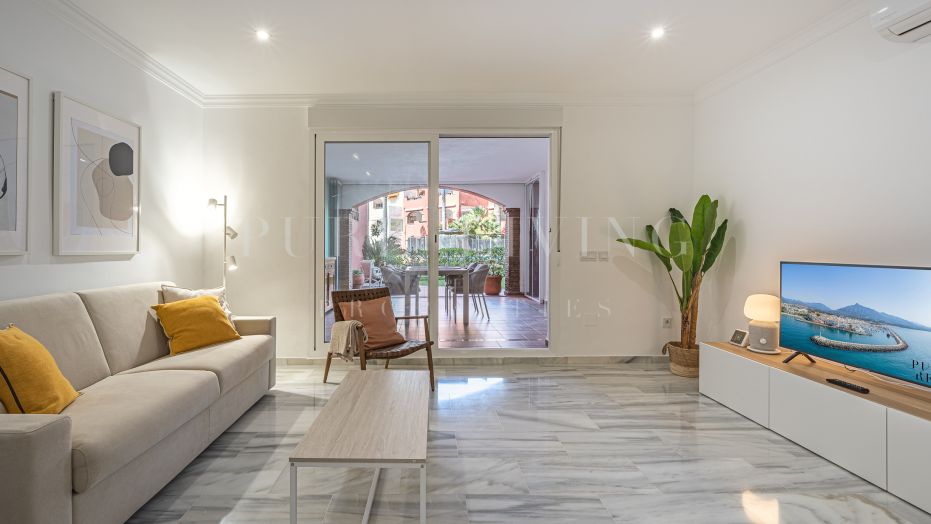 Lumineux appartement de deux chambres récemment rénové dans un emplacement idéal à Marbella.