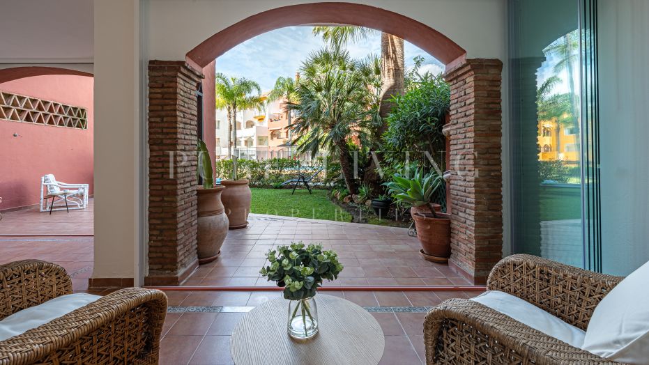 Lumineux appartement de deux chambres récemment rénové dans un emplacement idéal à Marbella.