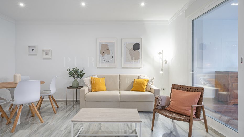 Lumineux appartement de deux chambres récemment rénové dans un emplacement idéal à Marbella.