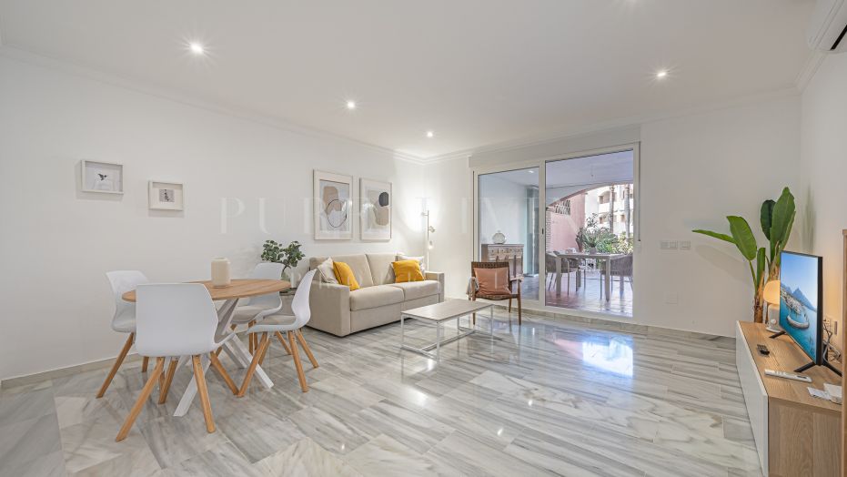 Lumineux appartement de deux chambres récemment rénové dans un emplacement idéal à Marbella.