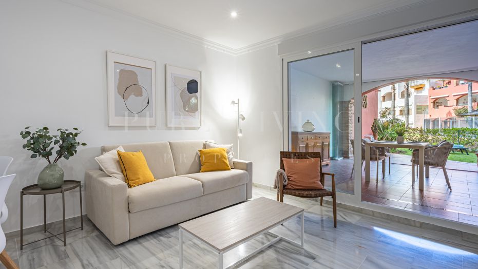 Lumineux appartement de deux chambres récemment rénové dans un emplacement idéal à Marbella.