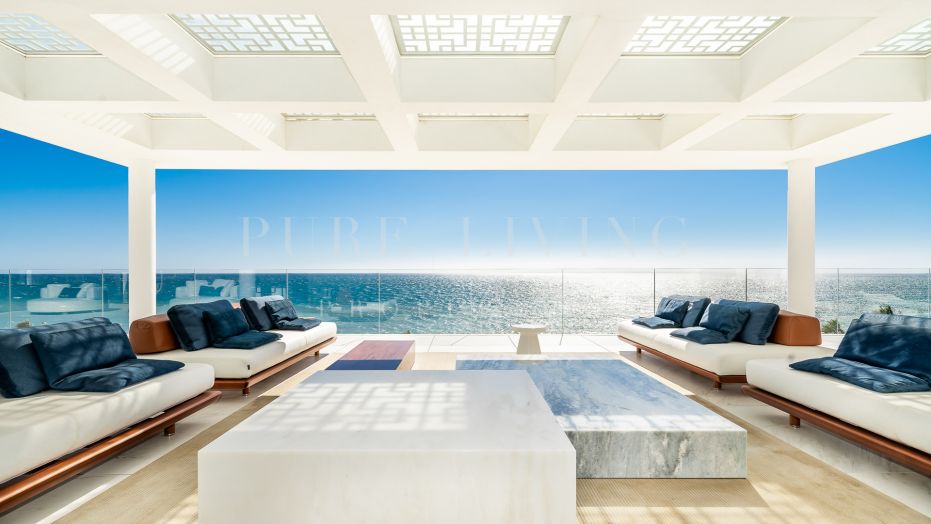 Indrukwekkende penthouse met vier slaapkamers aan het strand in Emare, Estepona