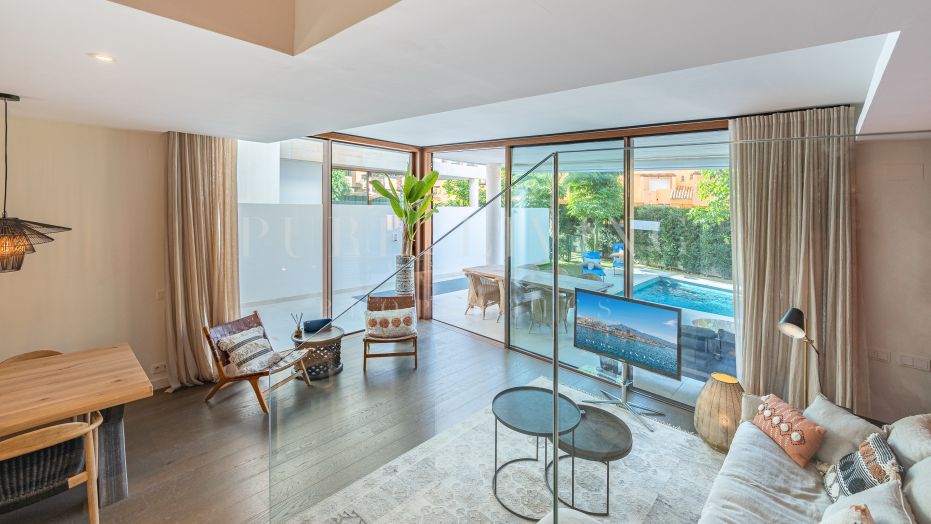 Outstanding semi-detached house in prestigious location in Marbella.