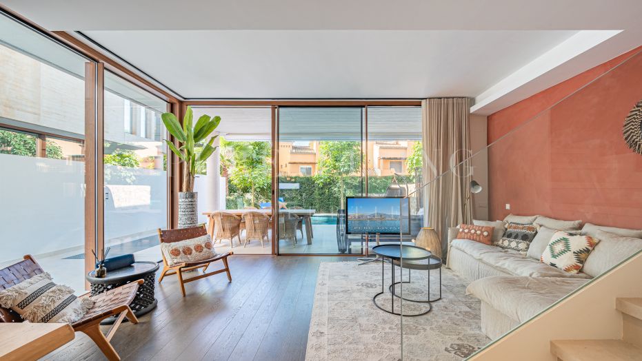 Outstanding semi-detached house in prestigious location in Marbella.