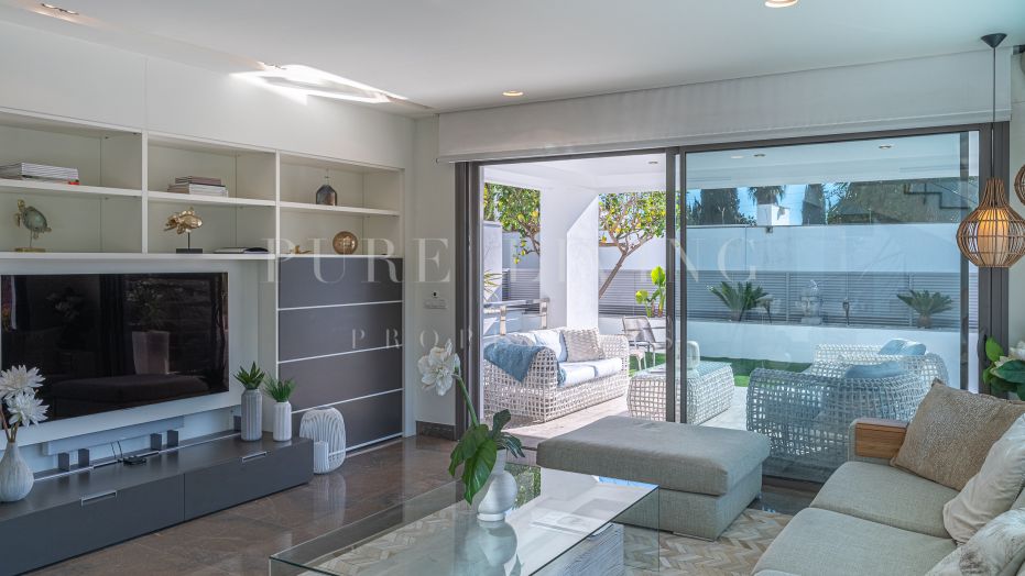 Villa au design moderne à Nagüeles, Marbella Golden Mile – Solarium sur le toit, vue sur la mer et les montagnes.