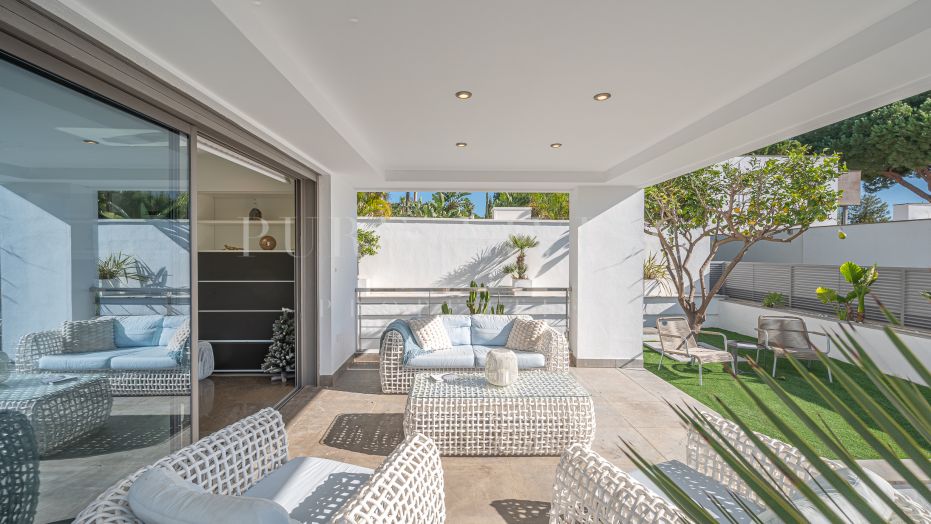 Villa au design moderne à Nagüeles, Marbella Golden Mile – Solarium sur le toit, vue sur la mer et les montagnes.