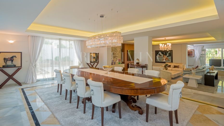 Villa impressionnante avec vue imprenable sur la montagne La Concha et la mer Méditerranée