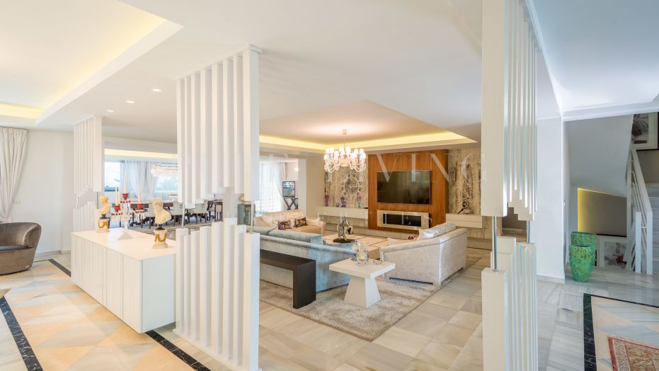 Villa impressionnante avec vue imprenable sur la montagne La Concha et la mer Méditerranée