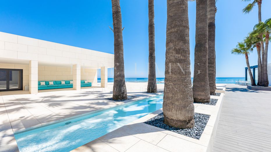 Espectacular villa en primera línea de playa en venta en la Costa del Sol