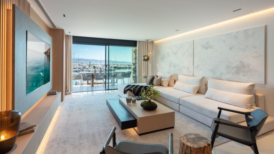 Apartamento moderno situado en el famoso Puerto Banús de Marbella