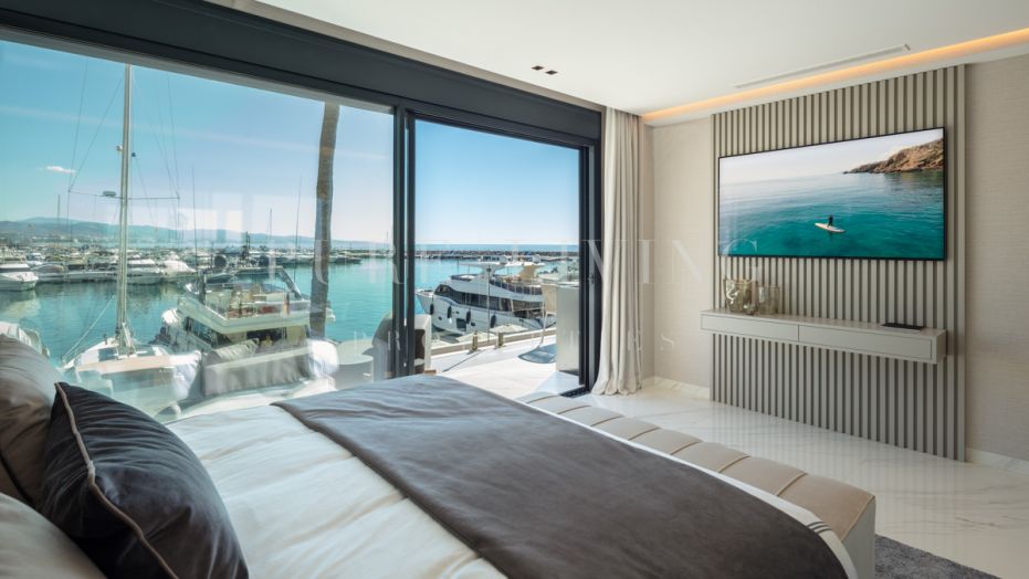 Appartement contemporain situé dans le célèbre quartier de Puerto Banus à Marbella.